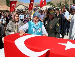 Niğde şehidine ağladı